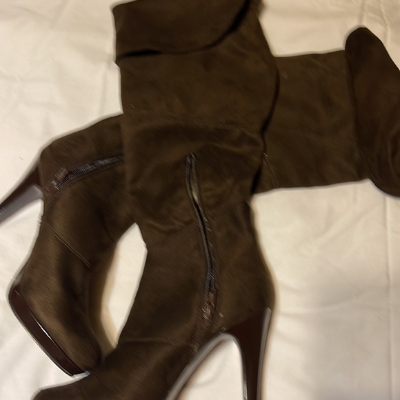 Woman’s Unisa Heeled Knee Boots - Picture 3 of 3